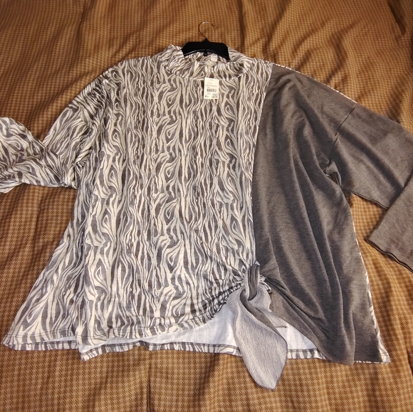 NWT Gray and White Patterned Long Sleeve Top - Picture 3 of 4
